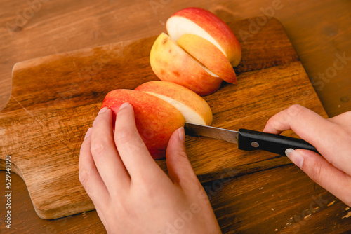 Plakat 赤いリンゴを切っている apple cut