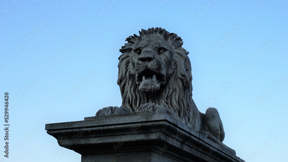 Escultura de León en puente de Budapest Hungría