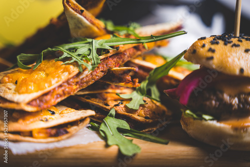Fotografie Finger food w knajpie, współdzielenie jedzenia oraz kieliszków