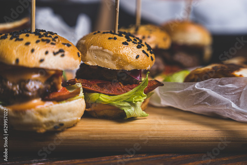 Fotografie Finger food w knajpie, współdzielenie jedzenia oraz kieliszków