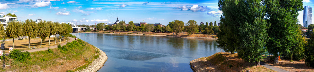 Panoramabild von Ludwigshafen mit Blick auf den Rhein. Am rechten Bildrand befindet sich die Parkinsel, im Hintergrund sieht man die Konrad-Adenauer-Brücke und Mannheim Panoramabild von Ludwigshafen mit Blick auf den Rhein. Am rechten Bildrand befindet sich die Parkinsel, im Hintergrund sieht man die Konrad-Adenauer-Brücke und Mannheim