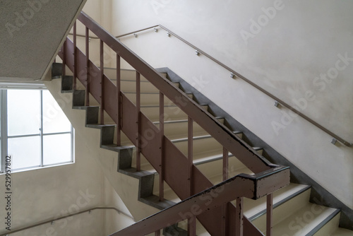 告白に使われる、人がいない学校の階段の風景