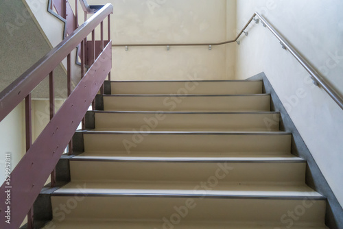 告白に使われる、人がいない学校の階段の風景