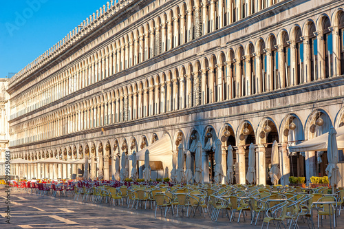 Obraz na płótnie View of Street cafe on the square San Marco Piazza in Venice in the morning. w salonie