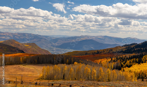 Fotografie Guardsman's Pass Overlook in Utah, Colorful fall foliage in Wasatch mountains