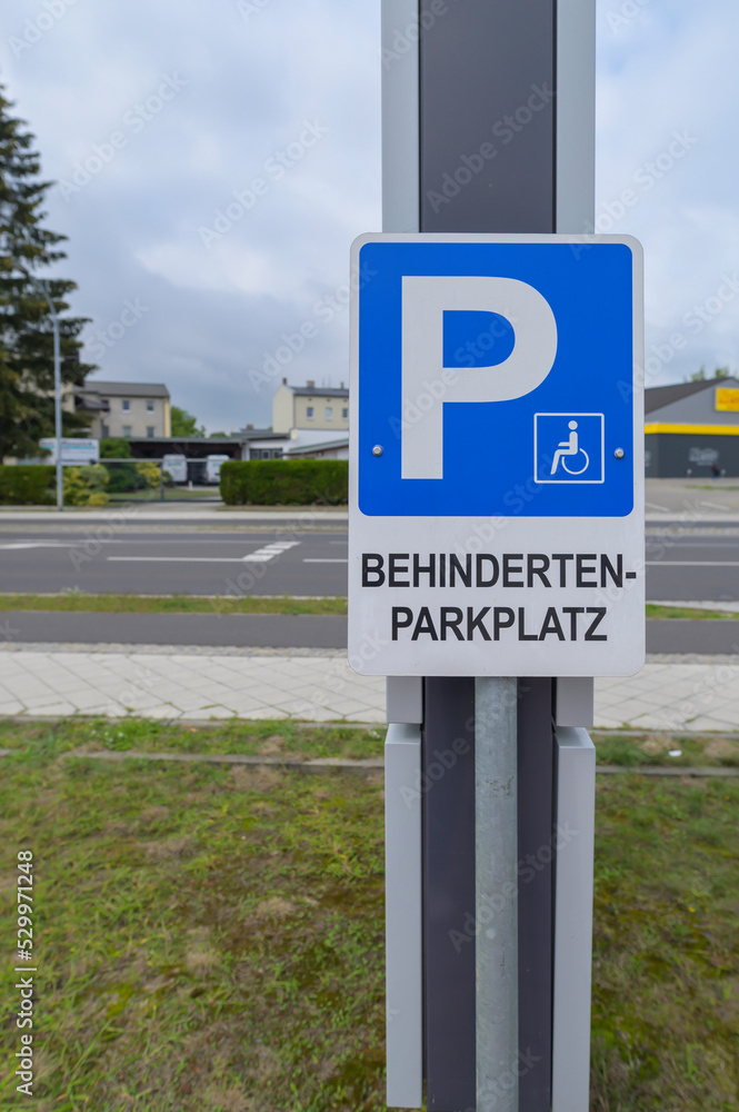 Parkplatzschild mit dem Zusatz Behindertenparkplatz Parkplatzschild mit dem Zusatz Behindertenparkplatz