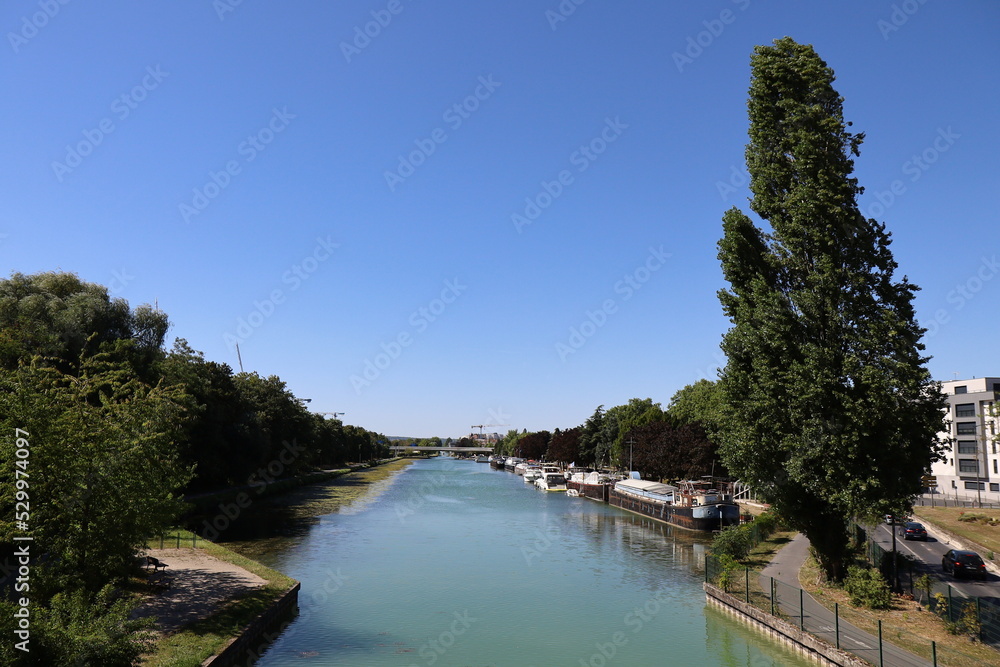 Le canal de la Marne à l'Aisne, ou canal de l'Aisne à la Marne, avec des bâteaux amarrés le long, ville de Reims, département de la Marne, France