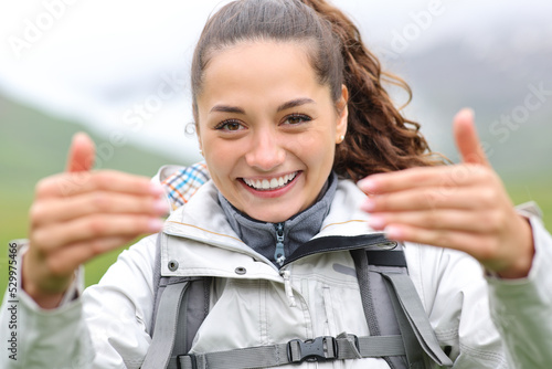 Bilde på lerret Happy hiker inviting you saying come here