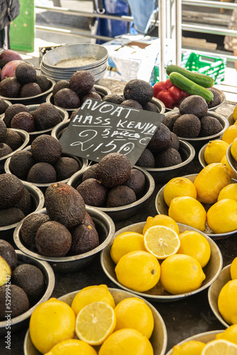 Plateaux d'avocats, citrons et d'autres légumes dans un marché alimentaire de Lyon, France