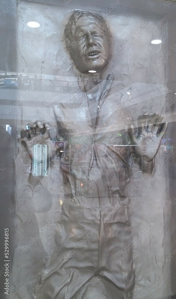 Naklejka premium Figura de acción de Han Solo expuesto en carbonita en una exposición de Star Wars en un centro comercial. Madrid. España