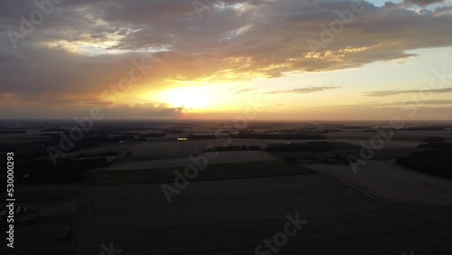 coucher de soleil defilant dans le ciel vu d'un drone a 60m de haut