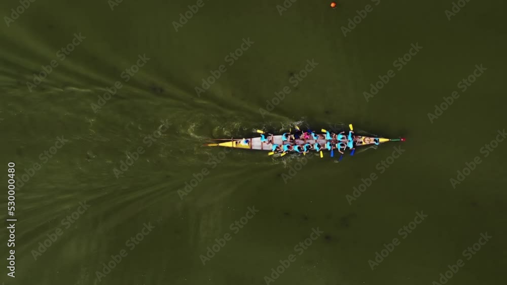 Vidéo Stock Dragon Boat team rowing to the pace of an onboard Drummer