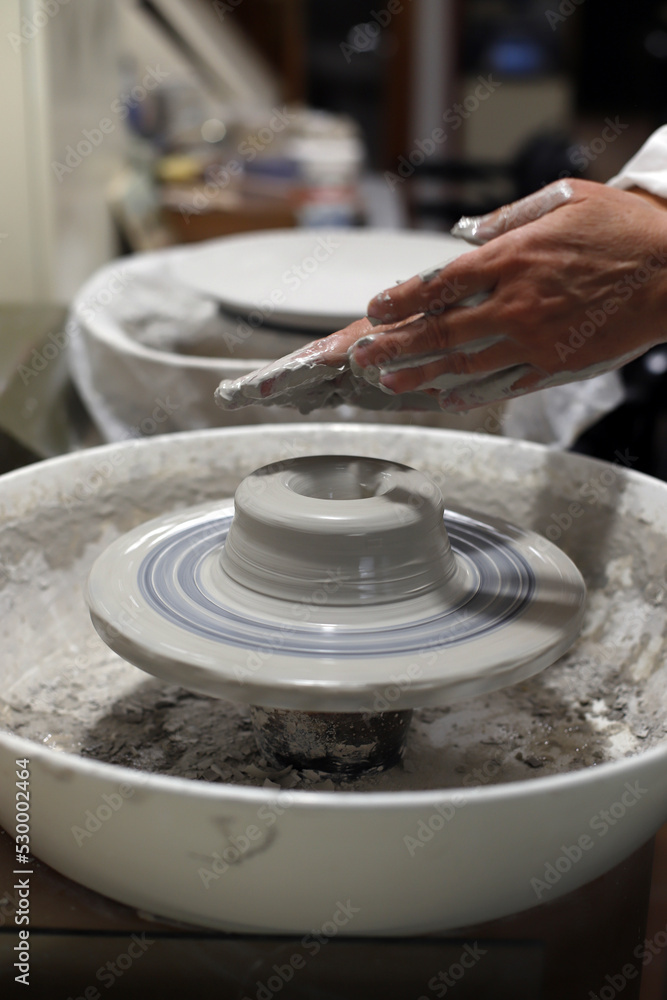 torno de alfarería artesanal de cerámica con pieza de moldeándose Stock  Photo | Adobe Stock