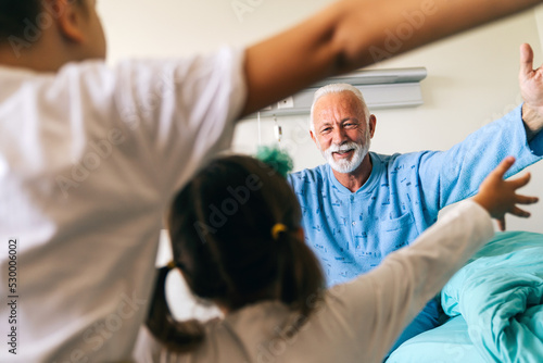 Fotografia Little girls visiting grandfather in hospital, who is recovering from coronavirus