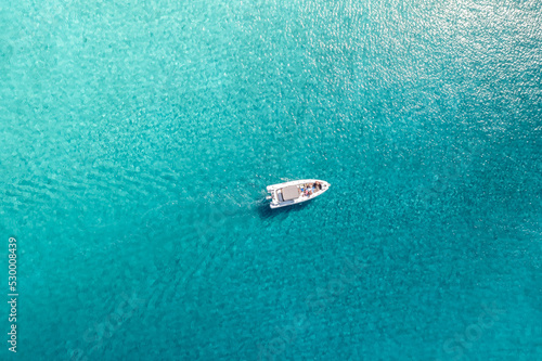 Canvas Print Overhead view of motor bot with tourists in a turquoise sea