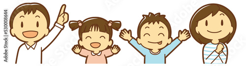 上を見上げて笑顔の家族4人