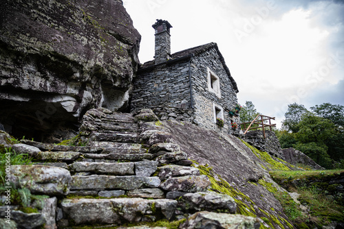 Mystisches Bergdorf in den Alpen