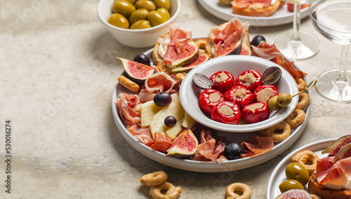 Foto Appetizers, antipasti, snacks and cocktail glasses