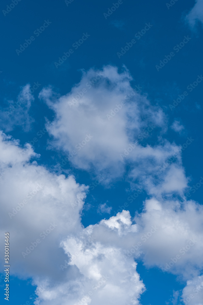 Obraz premium White clouds in the blue sky.