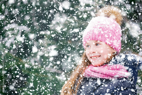 Fototapeta Naklejka Na Ścianę i Meble -  Beautiful girl with a cute smile on a winter forest walk.