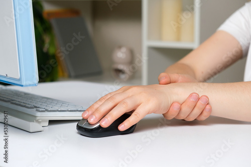 Bilde på lerret Human hand and computer mouse, carpal tunnel syndrome, wrist pain