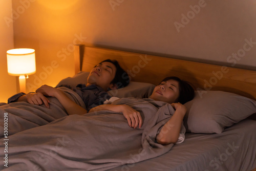 睡眠する日本人女性