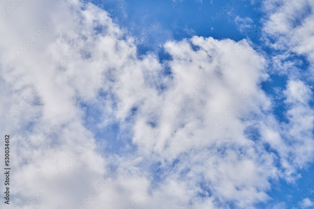 Obraz premium Beatiful blue sky with clouds on a sunny day