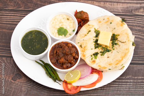 Chole Kulche Also Called Matar Kulcha, Chhole Kulche Is Widely Popular Delhi Street Food. The Dish Comprises Of Mildly Leavened Soft Fluffy Flatbread Made Of Maida And White Peas Or Safed Matar Curry