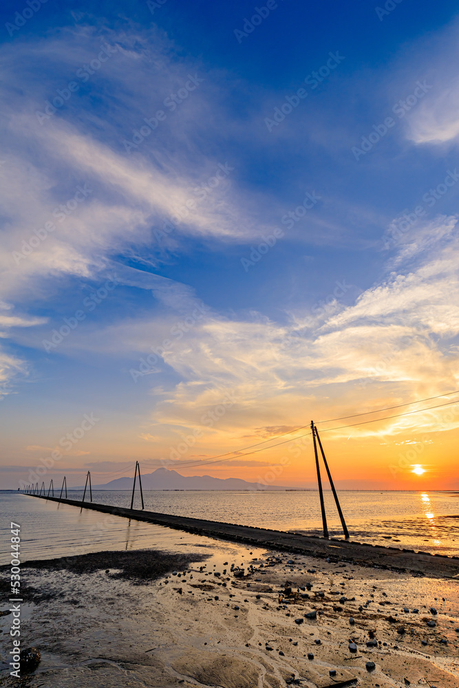 夕日と夏の岱明海床路 干潮時 熊本県玉名市 Sunset and summer Taimei undersea road. at low tide. Kumamoto Prefecture. Tamana city. 夕日と夏の岱明海床路 干潮時 熊本県玉名市 Sunset and summer Taimei undersea road. at low tide. Kumamoto Prefecture. Tamana city.
