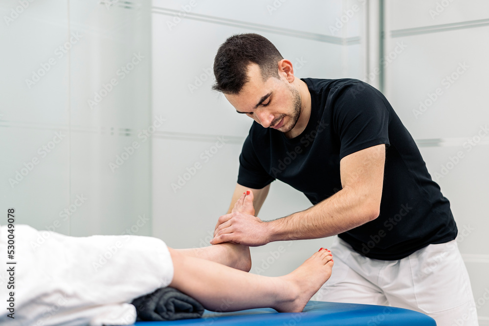Obraz premium Physiotherapist Giving Massage