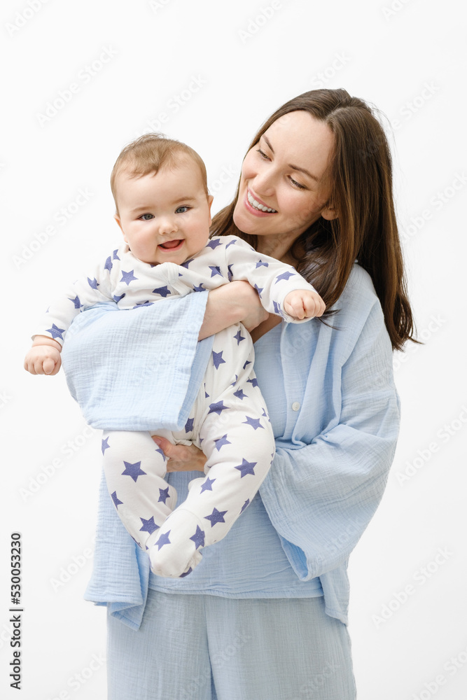 Φωτογραφία vertical portrait of smiling mother and baby, child, woman in blue clothes holdi