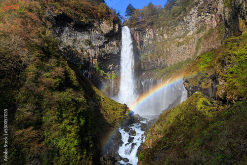 滝と虹