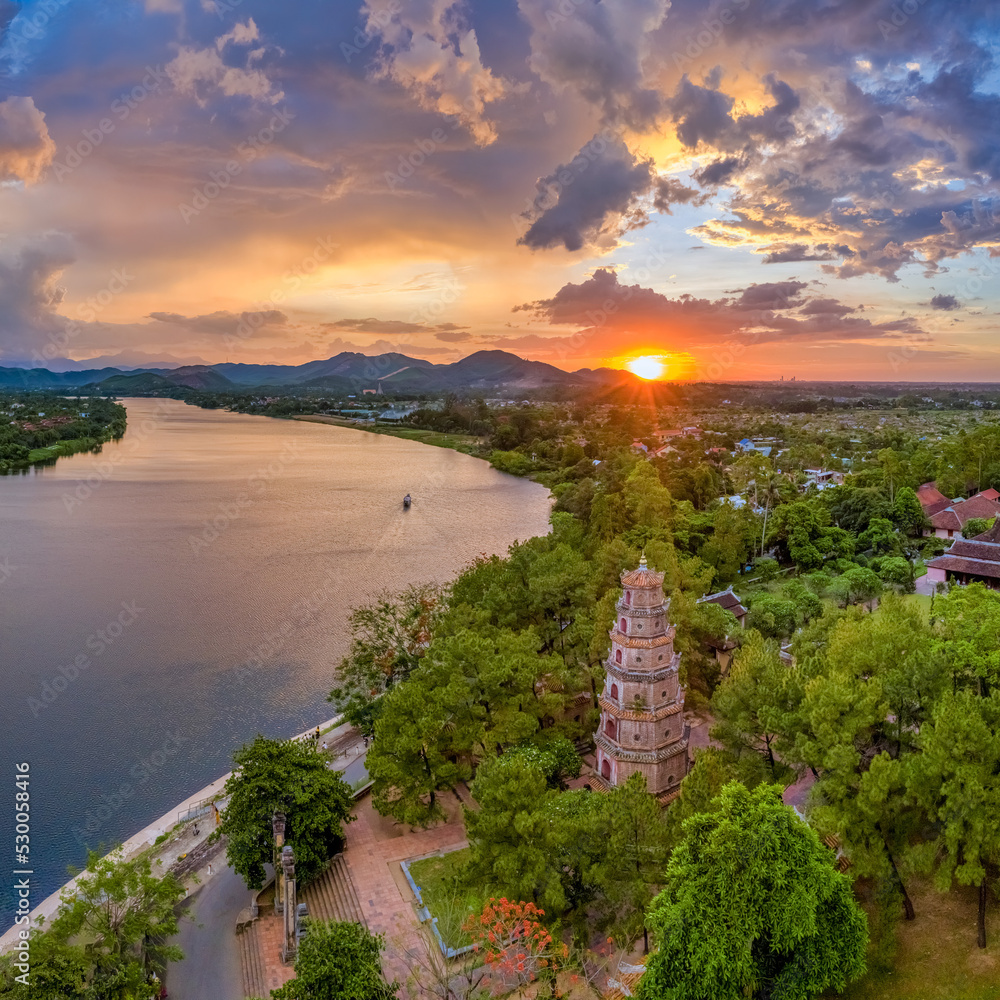 Φωτογραφία The Thien Mu Pagoda is one of the ancient pagoda in Hue city