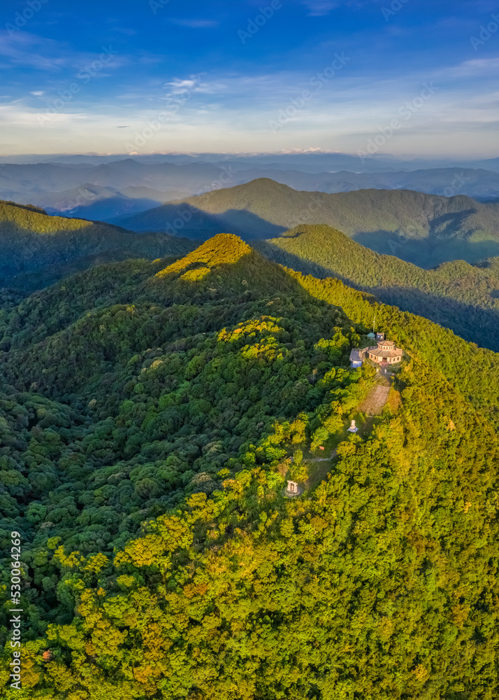 Fototapeta premium BEAUTIFUL LANDSCAPE PHOTOGRAPHY OF HAI VONG DAI VIEW POINT, TOP OF BACH MA NATIONAL PARK, HUE, VIETNAM