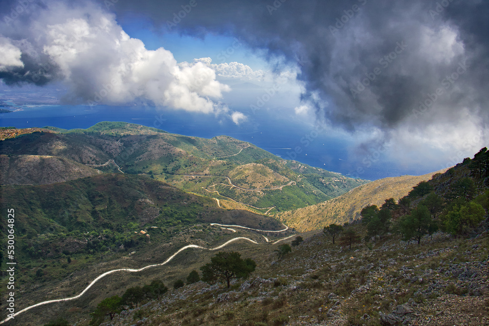 Ausblick vom Pantokrator auf Korfu, helle und dunkle Wolken, horizontal 