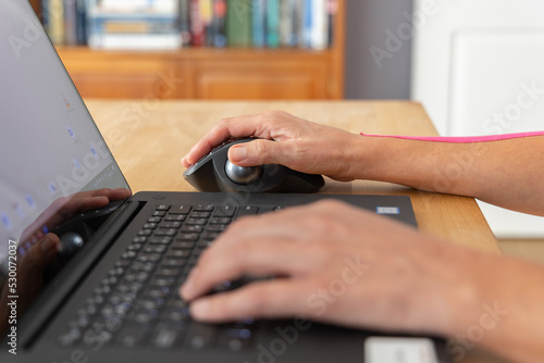 Épicondylite au bureau et souris ergonomique photo