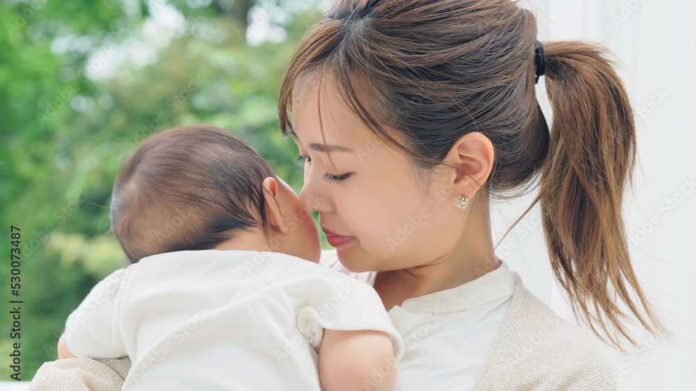 赤ちゃんを抱っこする女性 赤ちゃんを抱っこする女性