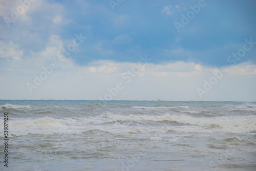 Fototapeta Naklejka Na Ścianę i Meble -  waves and cloudy sky on the sea beach