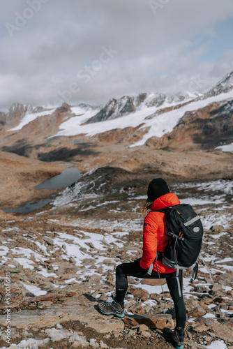 Frau wandert am Gletscher. Wandern am Schnalstaler Gletscher in den Öztaler Alpen. Wintereinbruch am Gletscher. 7 photo