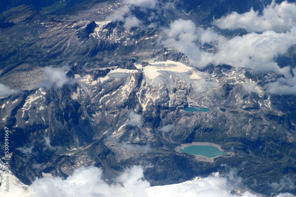 survol à haute altitude des alpes et du parc national des dolomites en Italie