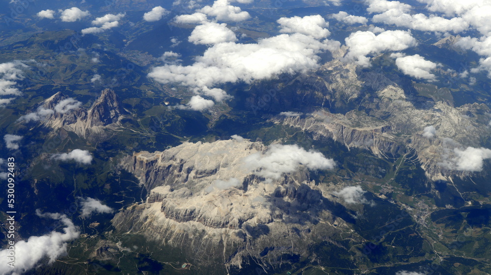 survol à haute altitude des alpes et du parc national des dolomites en Italie