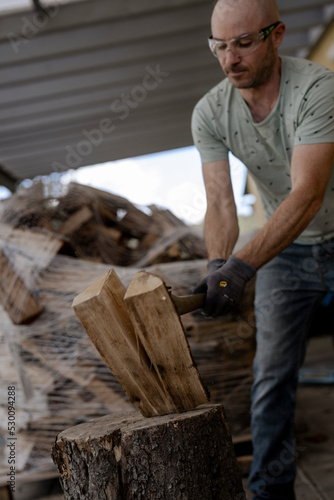 Mann beim Holzhacken
