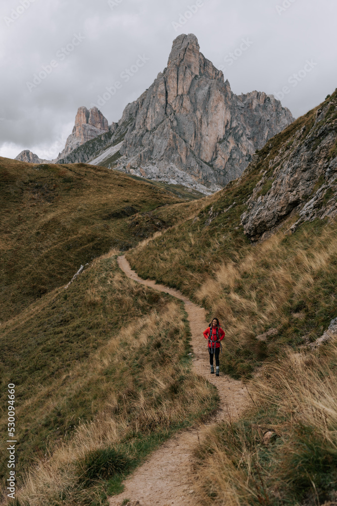 Eine Frau wandert am Passo Giau in den Dolomiten. Wechselhaftes Wetter in den Dolomiten 2 Eine Frau wandert am Passo Giau in den Dolomiten. Wechselhaftes Wetter in den Dolomiten 2