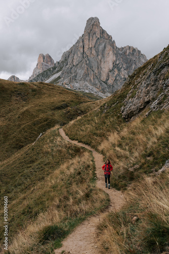 Eine Frau wandert am Passo Giau in den Dolomiten. Wechselhaftes Wetter in den Dolomiten 2