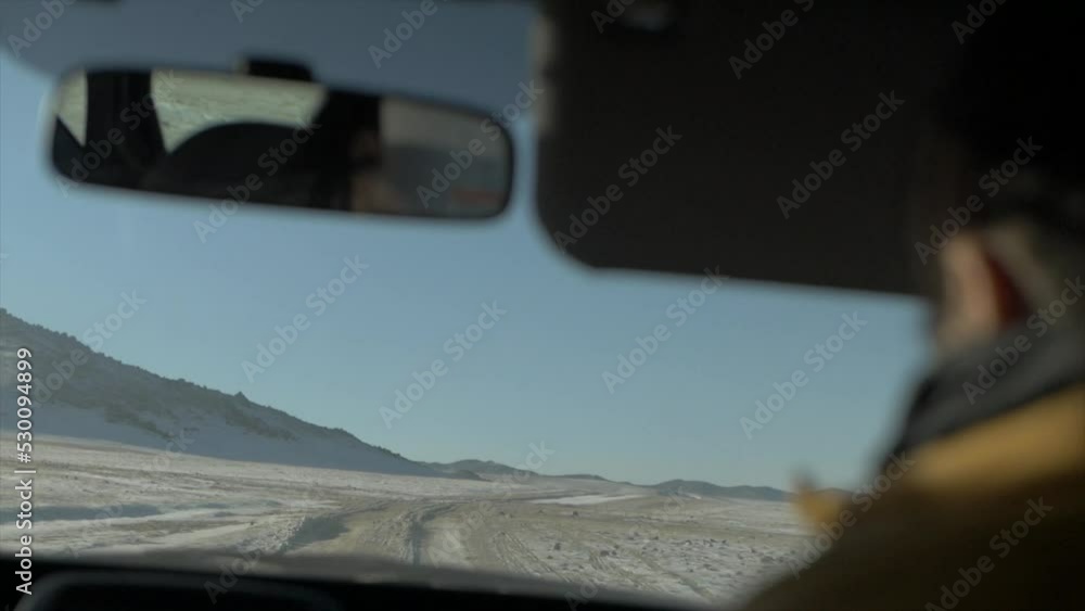 en voiture sur les routes dans le desert et steppes mongoles en hiver