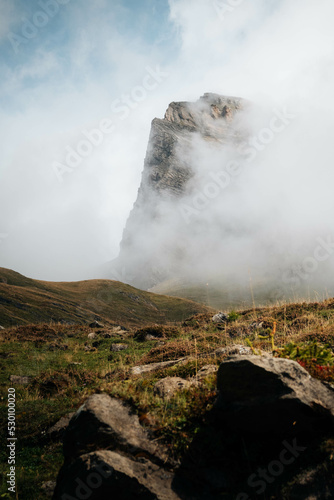 Bergspitze im Nebel