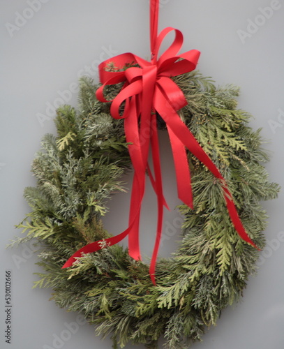 Kranz aus Tannenzweigen schmückt eine Haustür zur Weihnachtszeit 2018 in Mannheim 