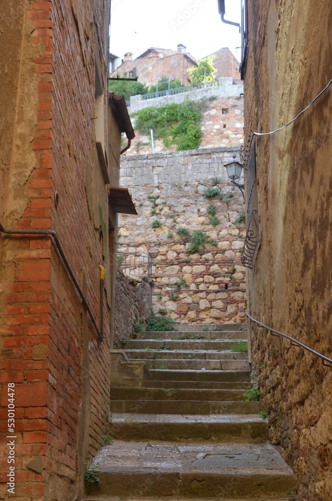 Obraz premium The beautiful countryside and town of Montepulciano in Tuscany on a bright summer day
