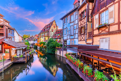 Obraz na płótnie Colmar, Alsace, France. Petite Venice, water canal and traditional half timbered houses. w salonie