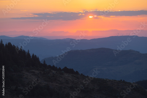 lever de soleil sur les Monts d'Ardèche dans la parc naturel régional des Monts d'Ardèche en France en été © jef 77